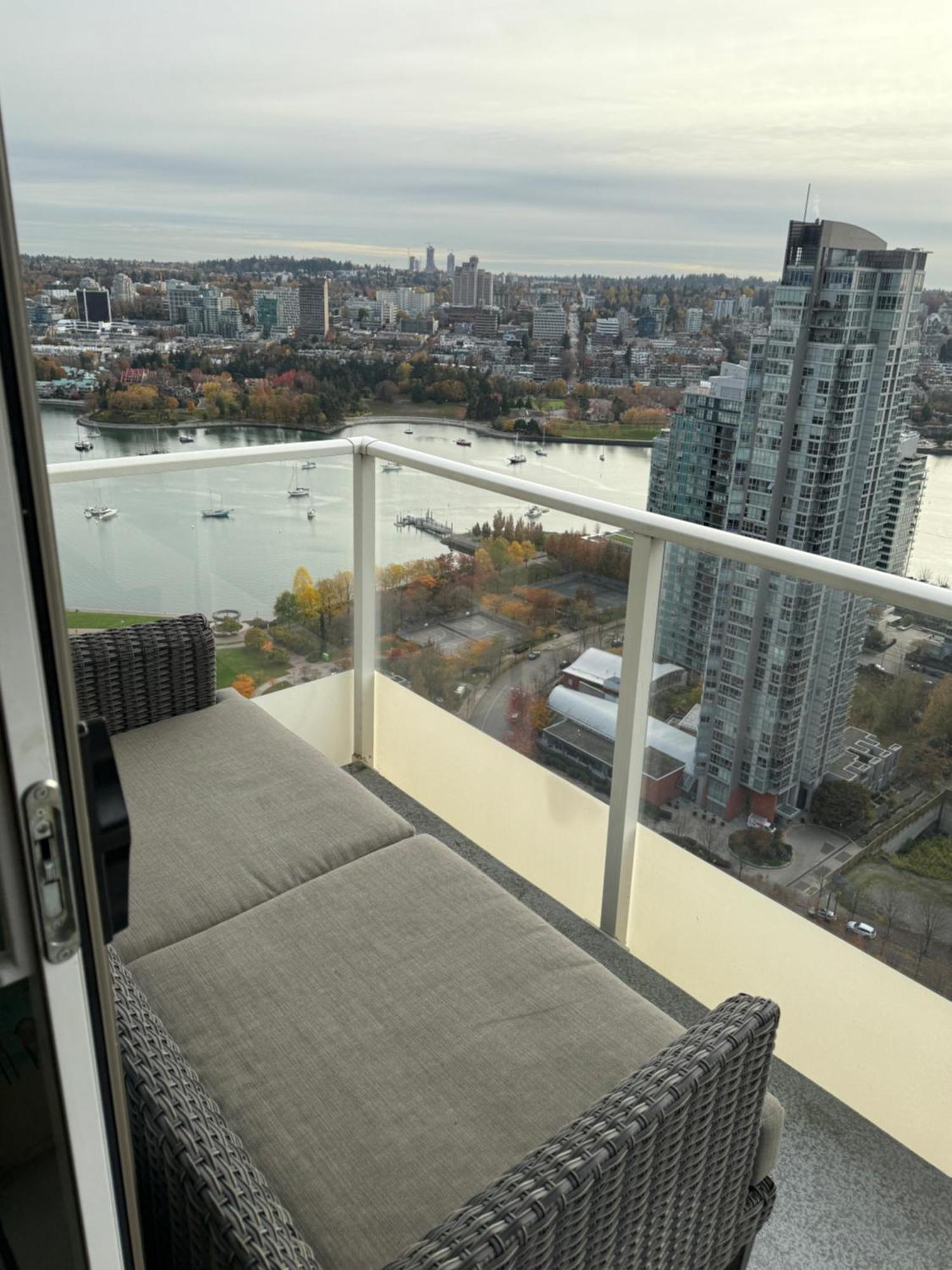 Beautiful 1 Bedroom Condo In Yaletown 밴쿠버 외부 사진